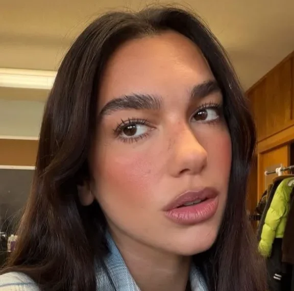 η-dua-lipa-μόλις-έδειξε-ποια-θα-είναι-η-νο1-φούσ