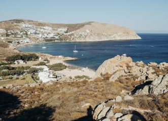 «Απομονωμένες παραλίες και κυκλαδίτικη μαγεία»: Γιατί οι Times προτείνουν φέτος αυτό το ελληνικό νησί %ce%b1%cf%80%ce%bf%ce%bc%ce%bf%ce%bd%cf%89%ce%bc%ce%ad%ce%bd%ce%b5%cf%82-%cf%80%ce%b1%cf%81%ce%b1%ce%bb%ce%af%ce%b5%cf%82-%ce%ba%ce%b1%ce%b9-%ce%ba%cf%85%ce%ba%ce%bb%ce%b1%ce%b4%ce%af%cf%840