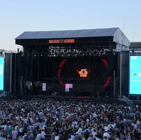 οι-fans-των-gorillaz-στο-release-athens-festival-αποκαλύπτουν-στην-allwyn-ό