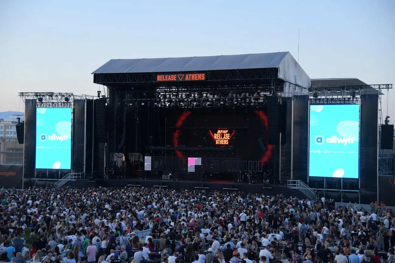 οι-fans-των-gorillaz-στο-release-athens-festival-αποκαλύπτουν-στην-allwyn-ό