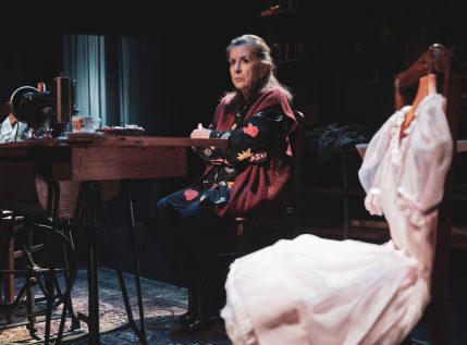 Νένα Μεντή: «Μια ζωή» – Ο μονόλογος μιας μοδίστρας του Πέτρου Ζούλια σε καλοκαιρινή περιοδεία
