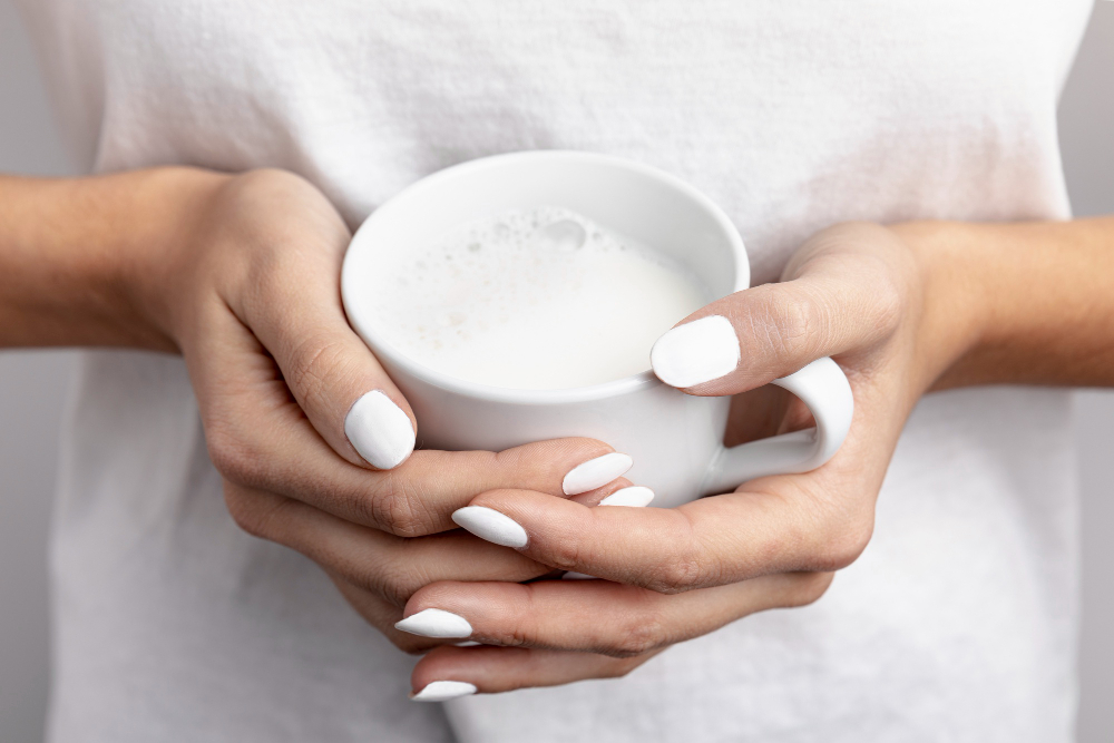 coconut-milk-nails-η-μίνιμαλ-τάση-στα-νύχια-που-απογει