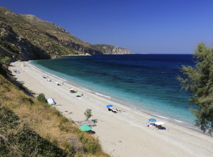 Απόδραση στην Εύβοια: Ο Κάλαμος και η Κορασίδα, δύο παραλίες άγριας ομορφιάς που θα σε μαγέψουν