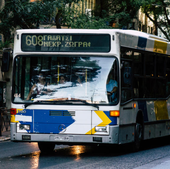 λεωφορείο-συγκρούστηκε-με-τρόλεϊ-στη