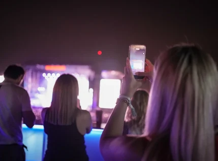 Ποιοι βρέθηκαν στο πολυσυζητημένο live των Moby, Garbage και Pale Blue Eyes; (vid.)